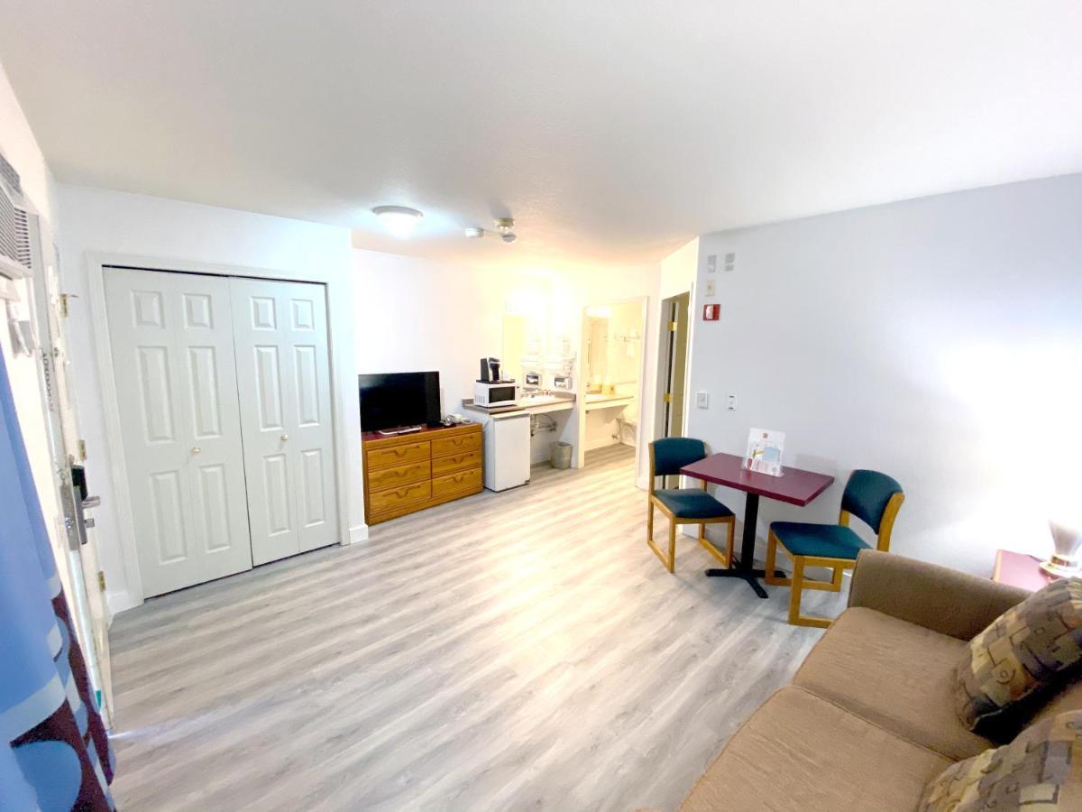 Hotel Super 8 By Wyndham Sicamous Exterior foto